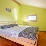 Дом отдыха Family-friendly Serene Retreat - Four Bedroom With Terrace *