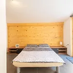 Дом отдыха Family-friendly Serene Retreat - Four Bedroom With Terrace *