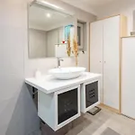 Дом отдыха Family-friendly Serene Retreat - Four Bedroom With Terrace