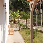 Family-friendly Serene Retreat - Four Bedroom With Terrace Дом отдыха Сечовле