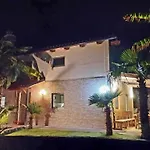 Family-friendly Serene Retreat - Four Bedroom With Terrace Дом отдыха *