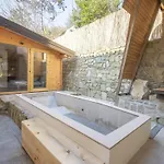 Дом отдыха Family-friendly Serene Retreat - Four Bedroom With Terrace Сечовле