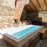 Family-friendly Serene Retreat - Four Bedroom With Terrace Сечовле