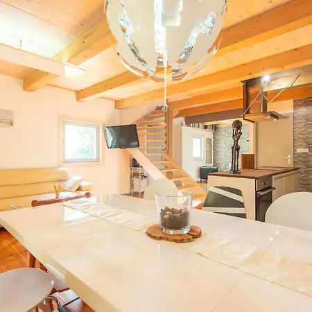 Family-friendly Serene Retreat - Four Bedroom With Terrace Tatil Evi *