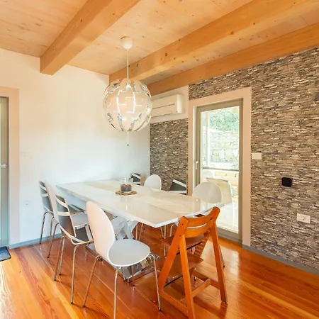 Family-friendly Serene Retreat - Four Bedroom With Terrace Tatil Evi