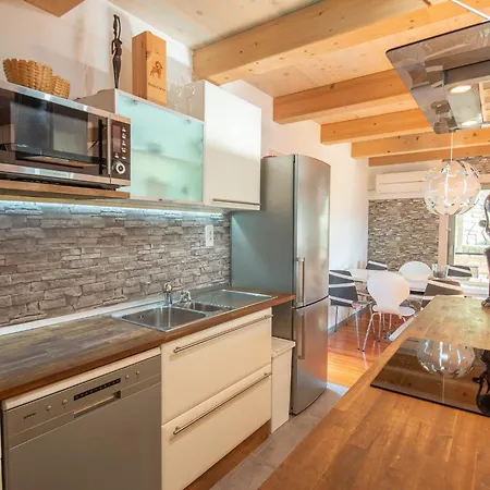 Family-friendly Serene Retreat - Four Bedroom With Terrace Tatil Evi *