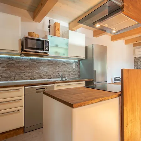 Дом отдыха Family-friendly Serene Retreat - Four Bedroom With Terrace Сечовле