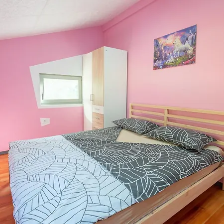 Family-friendly Serene Retreat - Four Bedroom With Terrace Holiday home Secovlje