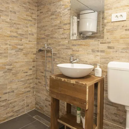 Semesterbostad Family-friendly Serene Retreat - Four Bedroom With Terrace *