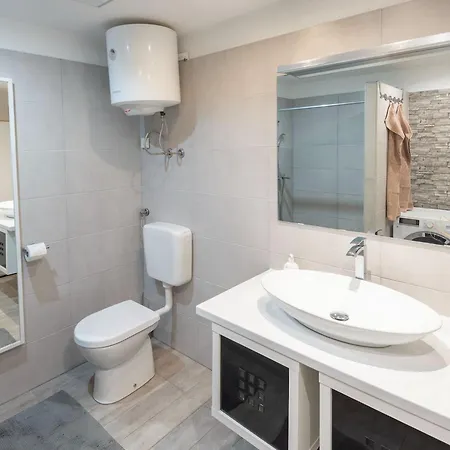 Family-friendly Serene Retreat - Four Bedroom With Terrace Semesterbostad
