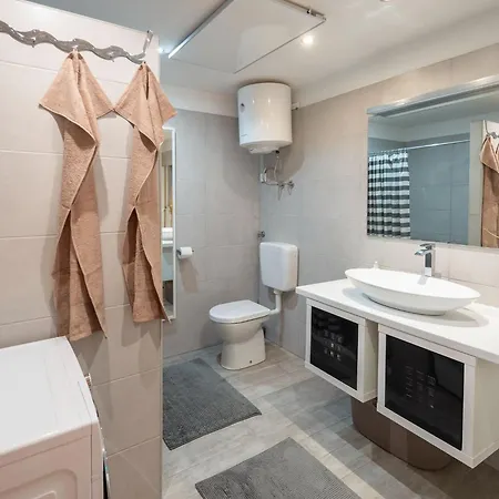 Family-friendly Serene Retreat - Four Bedroom With Terrace *