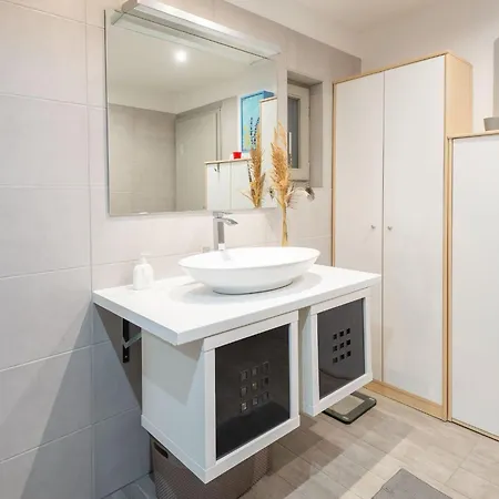 Semesterbostad Family-friendly Serene Retreat - Four Bedroom With Terrace