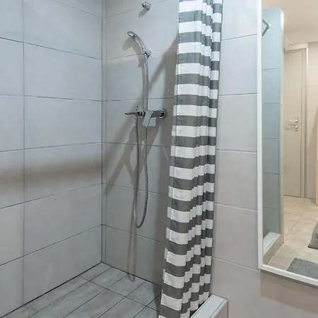 Semesterbostad Family-friendly Serene Retreat - Four Bedroom With Terrace