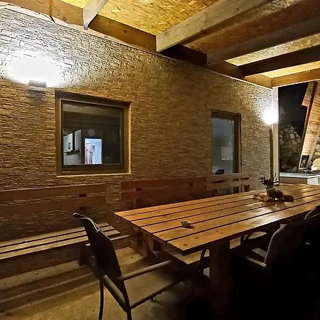 Family-friendly Serene Retreat - Four Bedroom With Terrace Semesterbostad