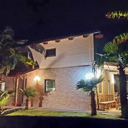 Family-friendly Serene Retreat - Four Bedroom With Terrace Semesterbostad *
