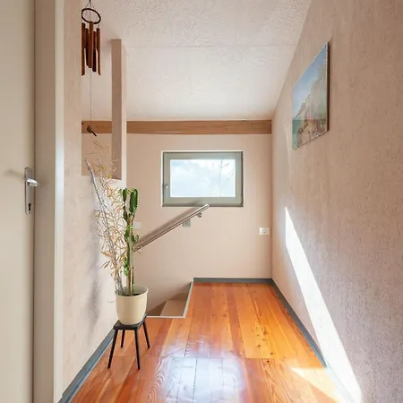 Family-friendly Serene Retreat - Four Bedroom With Terrace Semesterbostad *