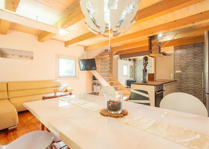 Family-friendly Serene Retreat - Four Bedroom With Terrace Tatil Evi *