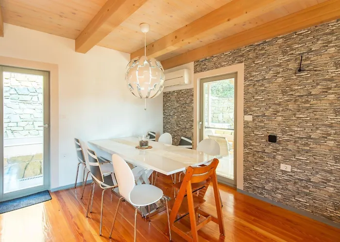 Family-friendly Serene Retreat - Four Bedroom With Terrace Tatil Evi