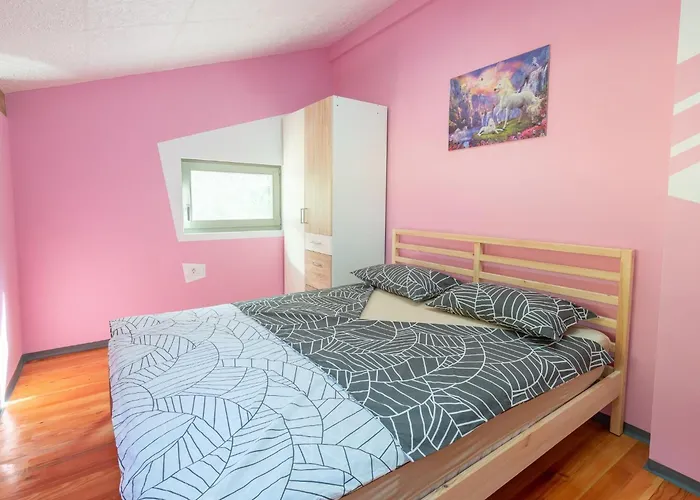 Family-friendly Serene Retreat - Four Bedroom With Terrace Tatil Evi Sečovlje