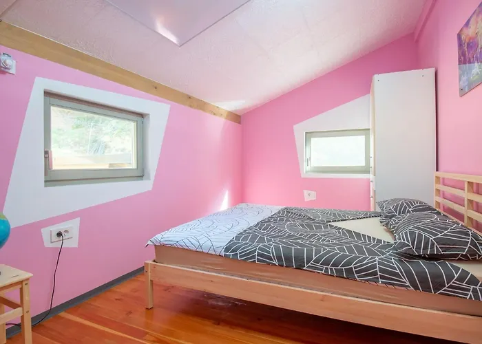 Family-friendly Serene Retreat - Four Bedroom With Terrace Tatil Evi