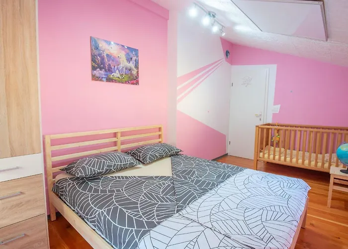 Family-friendly Serene Retreat - Four Bedroom With Terrace Tatil Evi