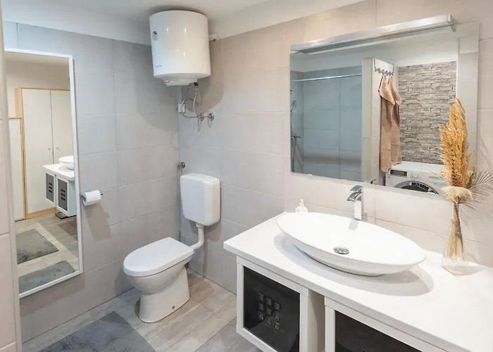 Family-friendly Serene Retreat - Four Bedroom With Terrace Tatil Evi