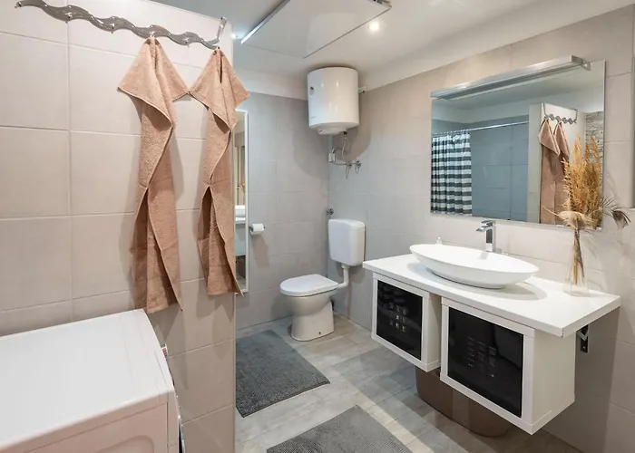 Family-friendly Serene Retreat - Four Bedroom With Terrace *